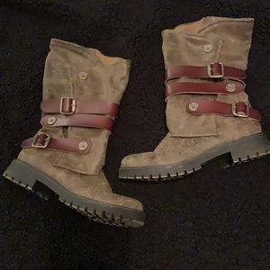 Super cute, only worn a handful of times! Women’s Blowfish size 7 1/2.